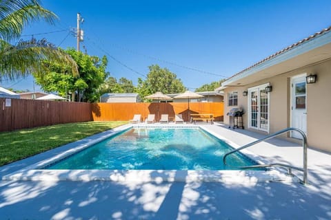 Bright 3 bedrooms Home Private Pool, 18 minutes to the Ocean House in Hollywood