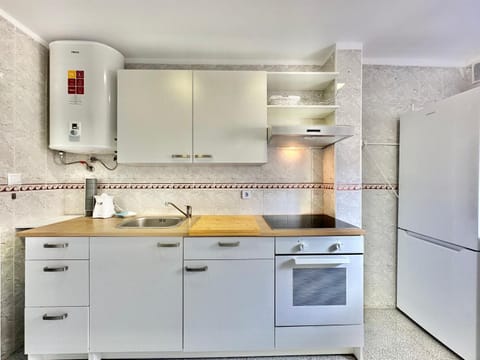 Kitchen or kitchenette, pet friendly, stove