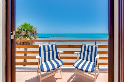 Day, Natural landscape, View (from property/room), Balcony/Terrace, Beach, Sea view, sunbed