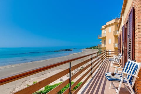 Property building, Day, Natural landscape, View (from property/room), Balcony/Terrace, Beach, Evening entertainment, Sea view, sunbed