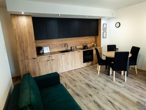 Coffee/tea facilities, Kitchen or kitchenette, Living room, Dining area, stove