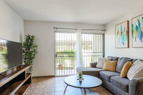 Absolutely Cozy Condo Next to Fashion Square Mall! Apartment in Scottsdale