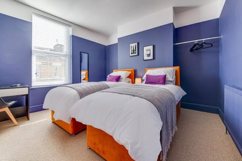 Air Host and Stay - Rockfield Lodge, sleep 12 free parking next to LFC House in Liverpool