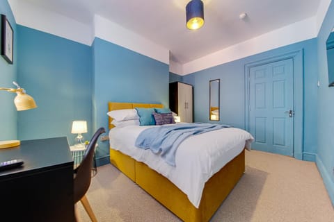 Air Host and Stay - Rockfield Lodge, sleep 12 free parking next to LFC Maison in Liverpool