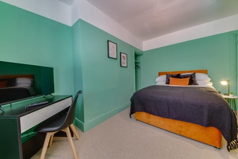 Air Host and Stay - Rockfield Lodge, sleep 12 free parking next to LFC Haus in Liverpool