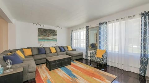 Escape to Raleigh Ave - Steps from the Beach Condo in Ventnor City