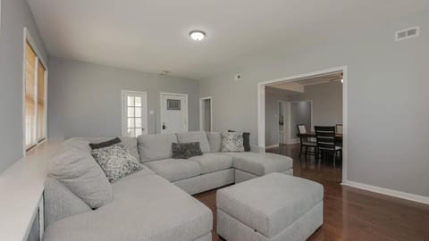 Escape to Raleigh Ave 3 Steps from the Beach House in Ventnor City