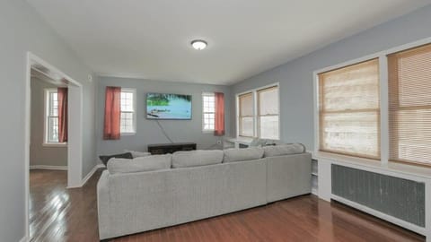 Escape to Raleigh Ave 3 Steps from the Beach House in Ventnor City