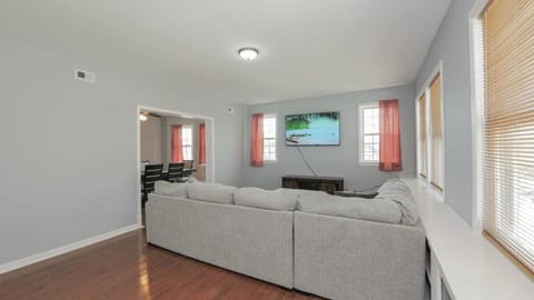 Escape to Raleigh Ave 3 Steps from the Beach House in Ventnor City