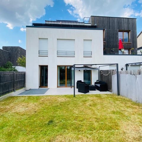 Property building, Day, Garden, Garden view