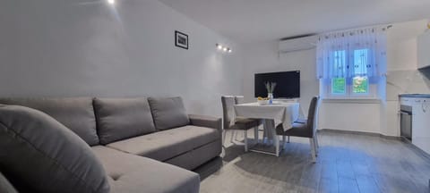 TV and multimedia, Kitchen or kitchenette, Living room, Seating area, Dining area