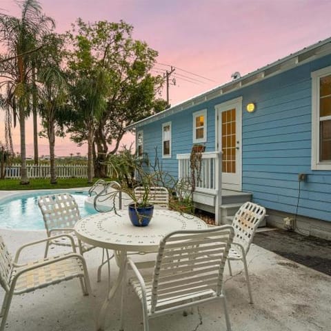 Surfside Oasis Resort Style Pool! Walk to the Beach! Tropical Setting in a Quiet Neighborhood Haus in Vilano Beach