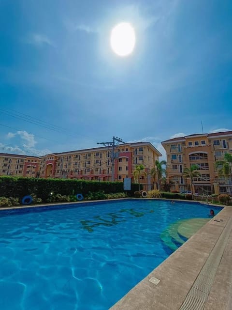 Property building, Day, Pool view, Swimming pool, sunbed