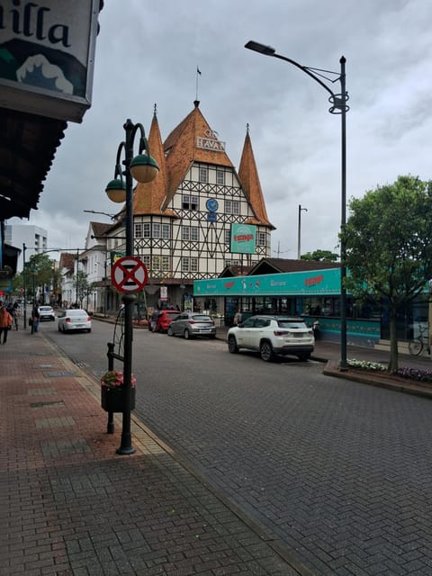 AP com cama King size e 2 colchão no chão e Internet no centro de Blu Apartment in Blumenau