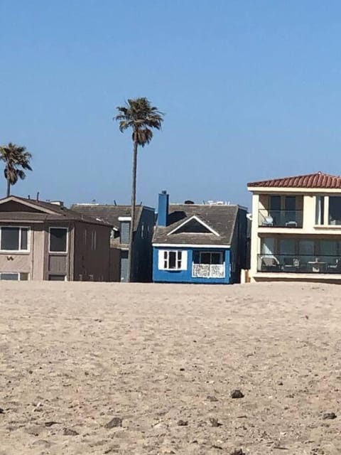 Beach House located in quiet community. House in Port Hueneme