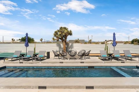 Stargazing Luxury Retreat w Pool Haus in Yucca Valley