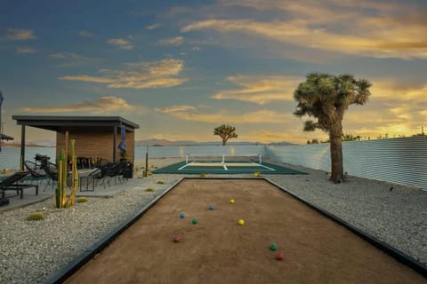 Stargazing Luxury Retreat w Pool House in Yucca Valley