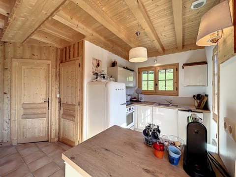 Chalet en Duplex avec Wifi, Proche des Remontées Mécaniques et du Centre de Combloux - FR-1-560-105 Chalet in Combloux