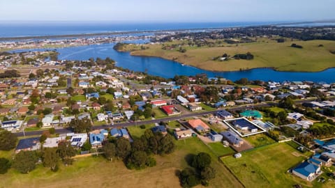 Capes View House in Lakes Entrance