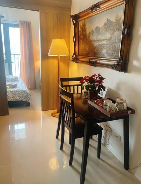 Beautiful 1BR balcony w/65UHDTV Wifi Netflix, pool Apartment in Mandaluyong