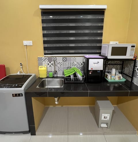 Kitchen or kitchenette, minibar