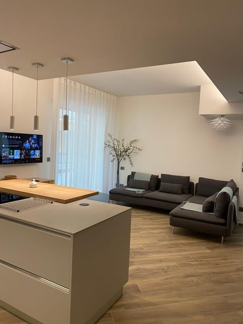 TV and multimedia, Kitchen or kitchenette, Living room, Seating area