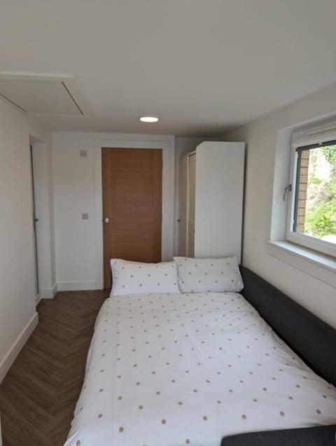 En-suite double room with private entrance Vacation rental in Edinburgh