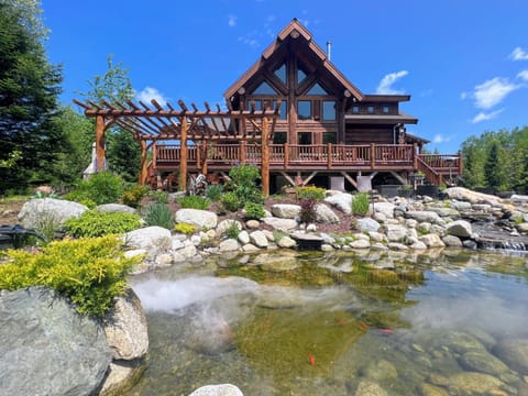 WML stunning log home in Bretton Woods, AC, 2-person Jacuzzi, indoor and outdoor fireplaces, & more! House in Carroll