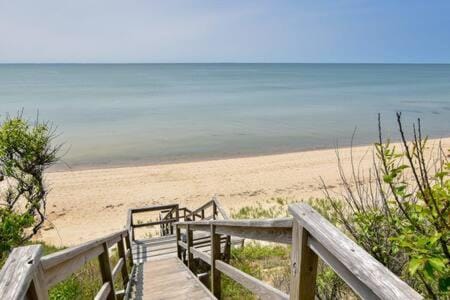 Walk to Private Beach Dog Friendly Haus in North Eastham