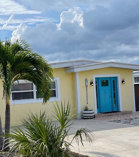 Waterfront Boat Lift Bungalow House in Treasure Island