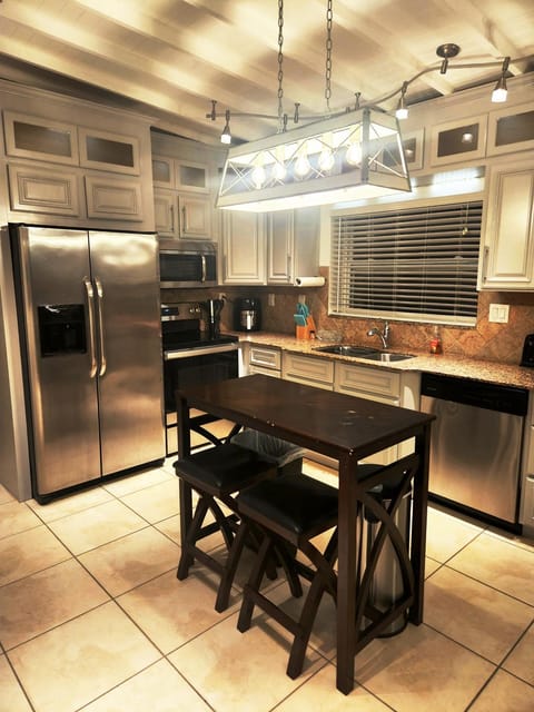 Kitchen or kitchenette, Dining area, minibar, pet friendly