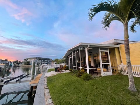 Waterfront Boat Lift Bungalow House in Treasure Island