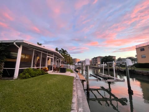 Waterfront Boat Lift Bungalow House in Treasure Island