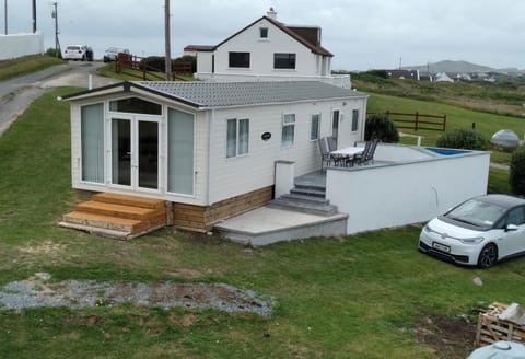 Property building, Patio, Street view, Location, Parking