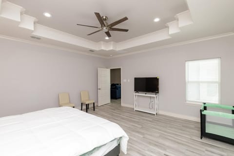 Luxurious 4-Bedroom Retreat Near the Beach: King Suite, High-Speed WiFi, Free Parking Maison in North Padre Island