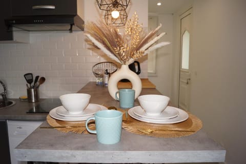 Coffee/tea facilities, Kitchen or kitchenette, Dining area