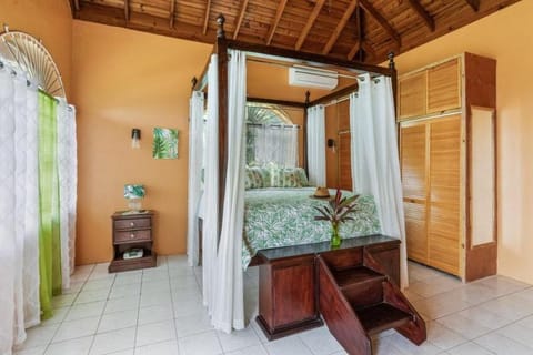 YanceyLargo Estate - Newly Renovated 7BR Beautiful Two-Story w Gorgeous Mountain View villa Chalet in Montego Bay