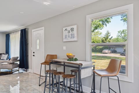 Charming Contemporary Family Home home Maison in Glenview