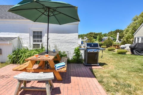 Across from Mayo beach walk to downtown House in Wellfleet