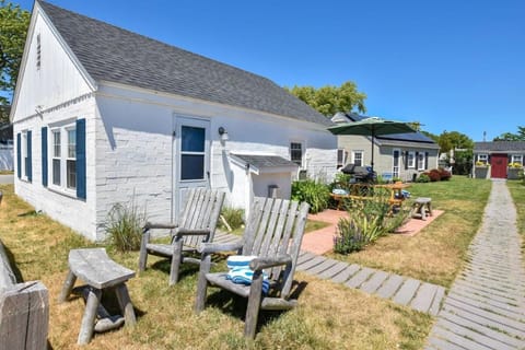 Across from Mayo beach walk to downtown House in Wellfleet