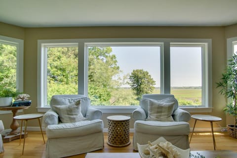 Spacious Cape Cod Abode with Deck, Near Beaches Casa in East Sandwich