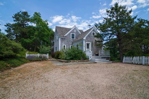 Water views great Lt Island location! House in Wellfleet