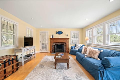 Water views great Lt Island location! House in Wellfleet