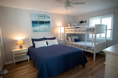 OCEAN VIEW condo with POOL steps from the beach! Your Driftwood Oasis awaits! Copropriété in Ocean Isle Beach