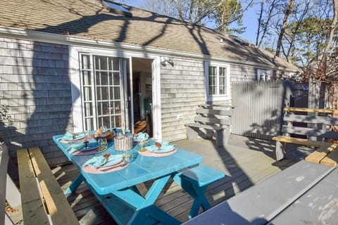 Peace and Quiet & Spacious Back Deck House in Wellfleet