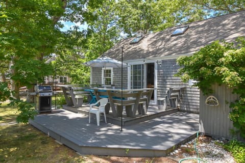 Peace and Quiet & Spacious Back Deck House in Wellfleet