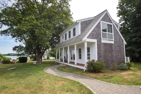 Newly updated spacious steps to water House in Orleans