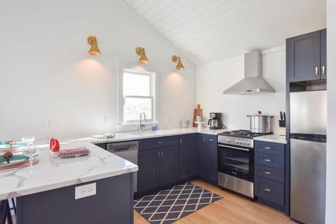 Newly Renovated Cottage on Town Cove Maison in Orleans