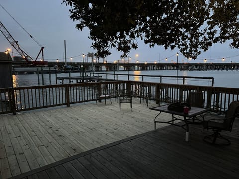 Boat House Studio - Water Front Pets WiFi Smart TV apts Condo in Norfolk