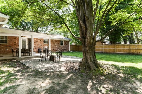 Mason Home Fenced Yard, Covered Patio House in Mason